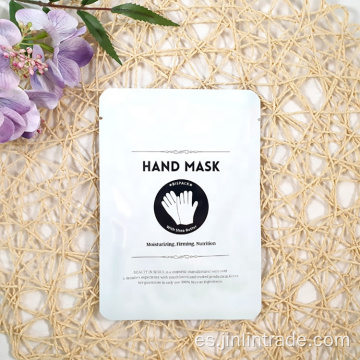 Máscara de la mano con cuidado de la piel de la mantequilla de karité.